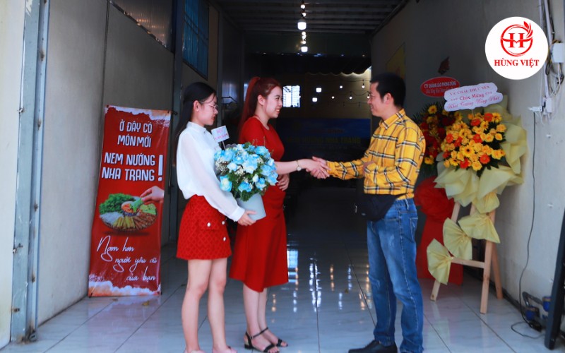 Hùng Việt Food dành tặng những bó hoa tươi thắm chúc đại lý khai trương hồng phát khai-truong-dai-ly-nem-nuong-nha-trang-quan-12-5