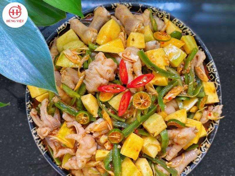 Món chân gà sốt Thái rau tiến vua Hùng Việt được bày đẹp mắt ra đĩa