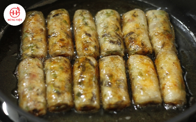 Bánh đa nem trắng tạo lớp vỏ ngoài giòn thơm cho nem rán