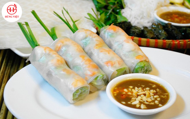 Gỏi cuốn tôm thịt được cuốn bằng bánh đa nem trắng