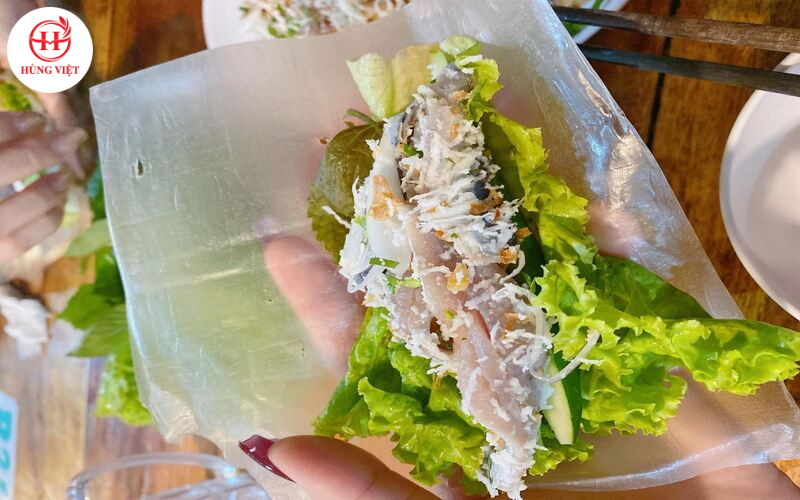Gỏi cá trích hấp dẫn được gói gọn trong lá bánh đa nem trắng