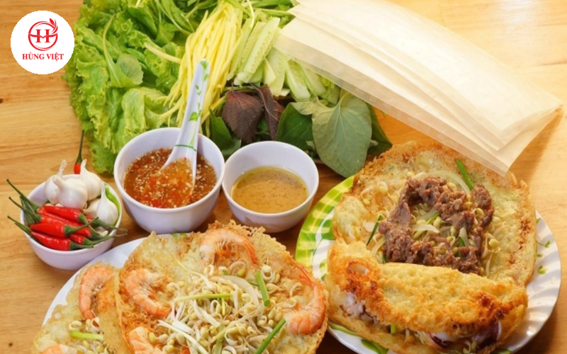 Bánh xèo giòn rụm kết hợp với bánh đa nem trắng mềm thơm