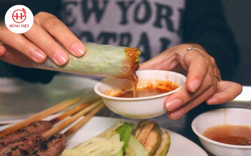 Bánh đa nem trắng được kết hợp trong nhiều món ăn của người Việt