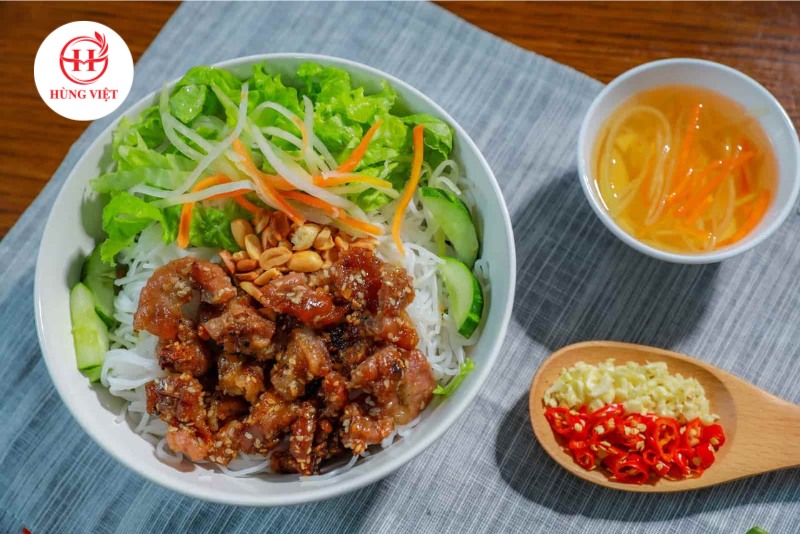 Mê mẩn từng xiên thịt nướng thơm ngon từ Hùng Việt Food