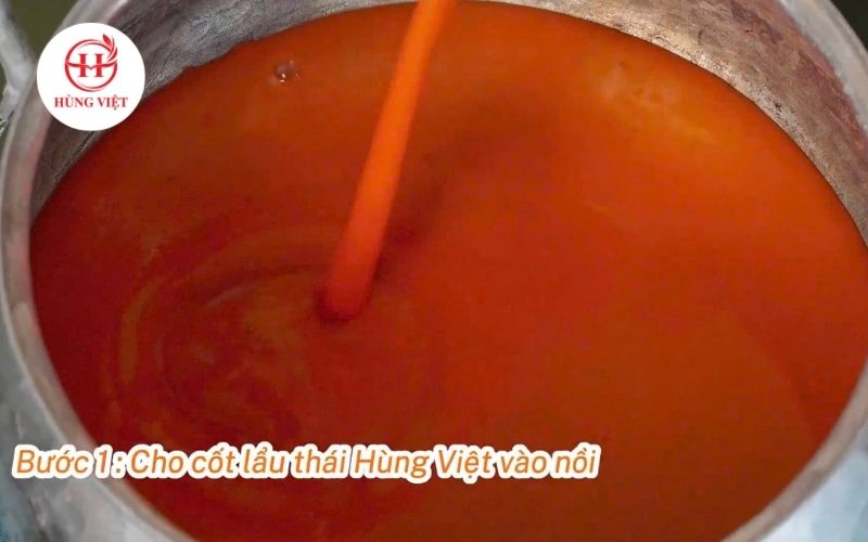 Đổ gói cốt mua sẵn từ Hùng Việt vào nồi