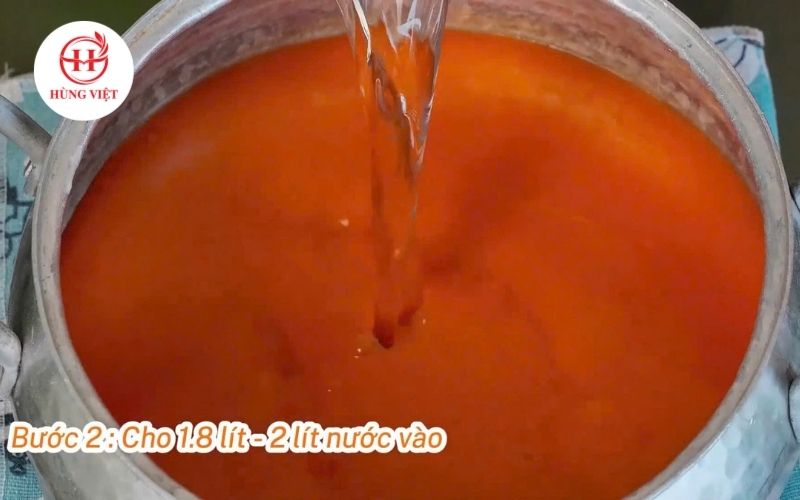 Đổ một lượng nước vừa đủ vào nồi và khuấy đều tay