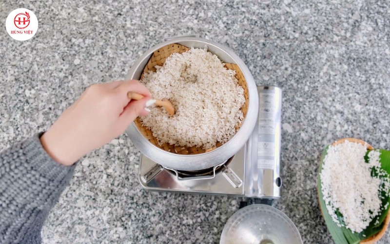 Đục vài lỗ trên bề mặt gạo