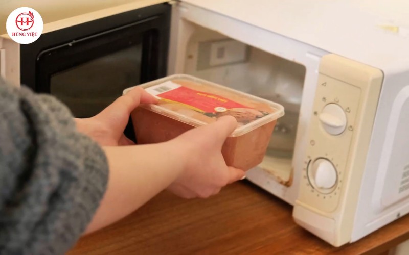 Hâm nóng pate Hùng Việt trong lò vi sóng