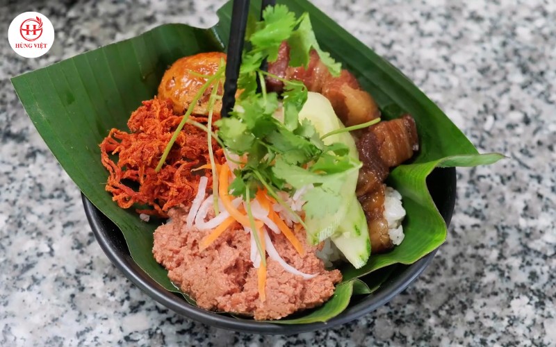 Lần lượt thêm các topping vào xôi