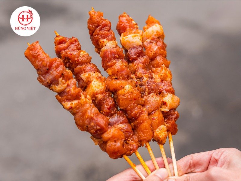 Mê mẩn từng xiên thịt nướng thơm ngon từ Hùng Việt Food