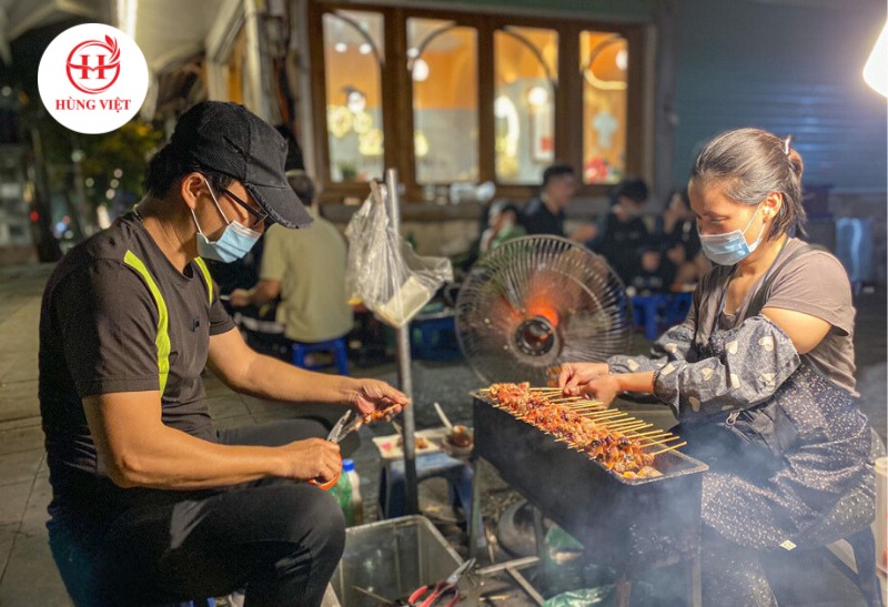 Mô hình thịt xiên vỉa hè đang thịnh hành dạo gần đây