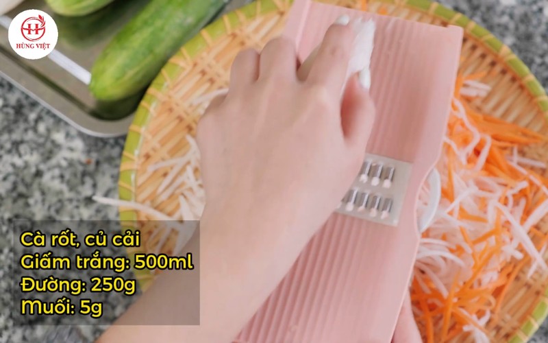 Thái sợi cà rốt và củ cải trắng