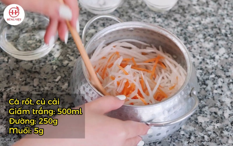 Trộn đều hỗn hợp với gia vị đã chuẩn bị