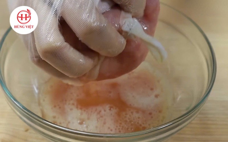 Vắt hỗn hợp thơm và cà chua ra bát