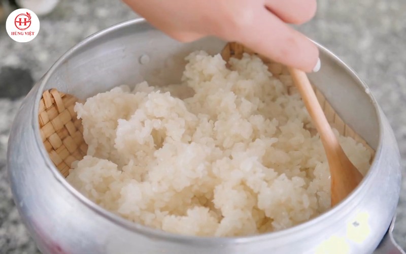 Xới đều bằng muôi làm tơi xôi