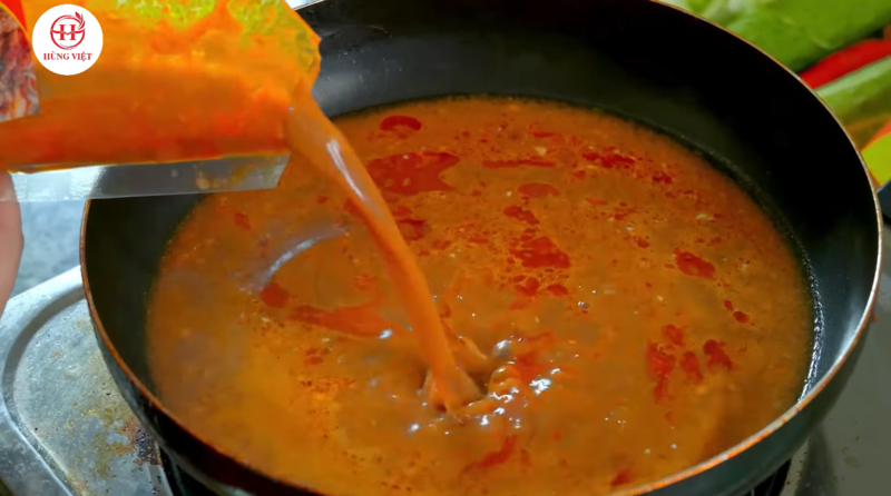 Pha loãng nước sốt bánh mì chảo Hùng Việt