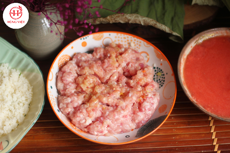 Thịt nạc dăm xay nhỏ cùng mỡ heo rất thích hợp để làm món xíu mại