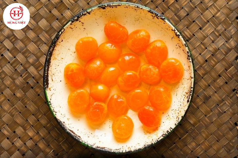 Tách lòng đỏ của trứng vịt muối