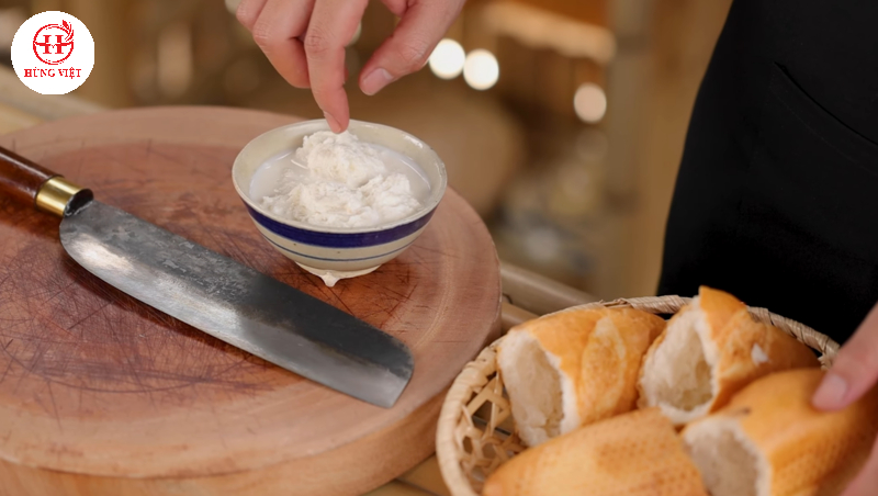 Ngâm bánh mì với sữa tươi