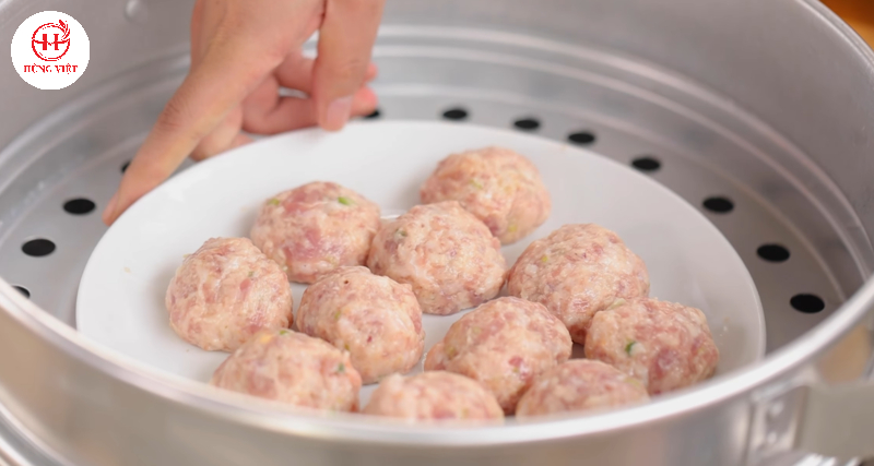 Tạo hình xíu mại trước khi hấp