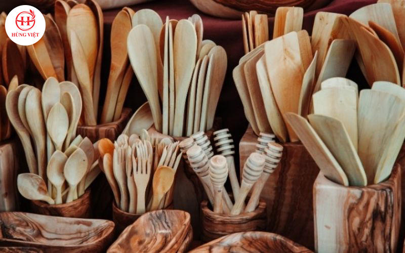 Dụng cụ bếp làm bằng gỗ có khả năng chịu nhiệt tốt.