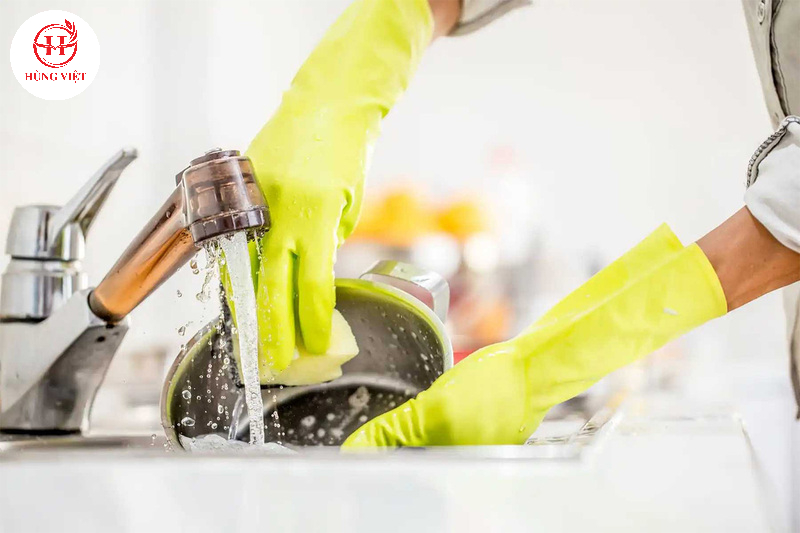 Rửa sạch nồi, chảo inox