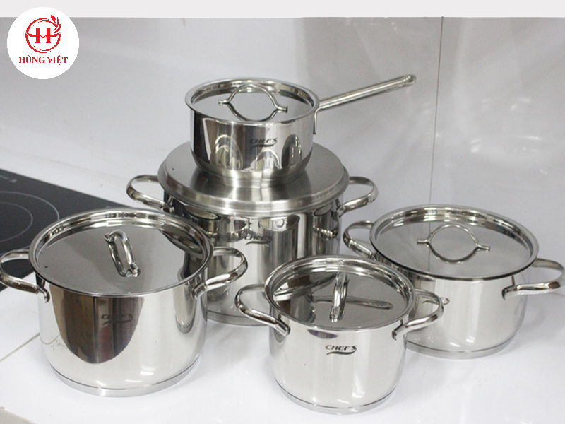 Làm sạch nhãn mác trên tất cả nồi, chảo inox trước khi dùng