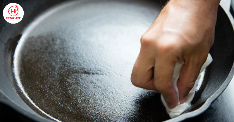 Lau sạch lớp dầu trên bề mặt chảo