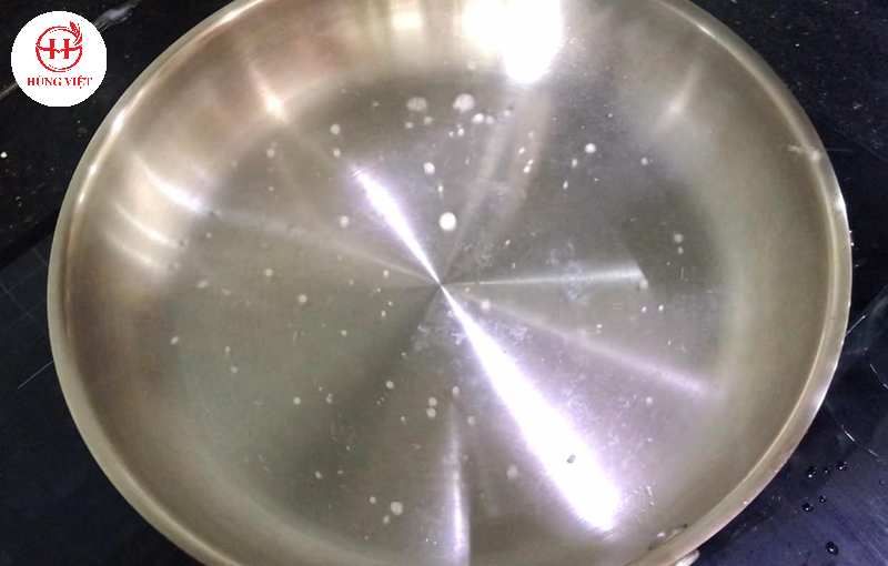 Hãy lật và vớt ra khi mặt đang chiên đủ chín để không bị dính chảo