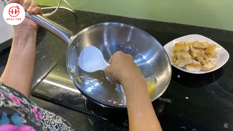 Dùng miếng rửa chén mềm để vệ sinh nồi, chảo inox