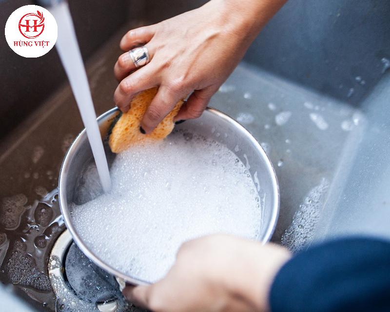 Đợi nồi, chảo inox nguội bớt rồi mới bắt đầu xả nước vệ sinh