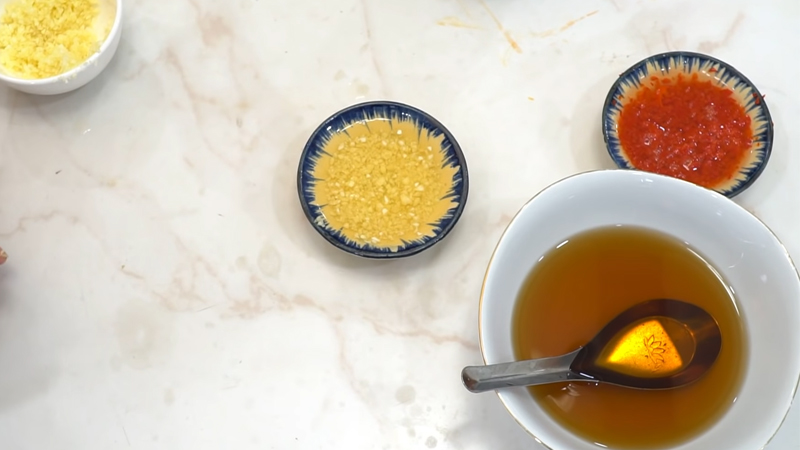 Ngâm tỏi và ớt băm trong hỗn hợp nước giấm