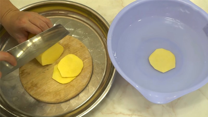 Cắt lát khoai lang miếng mỏng