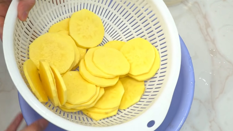 Rửa khoai lang và để ráo