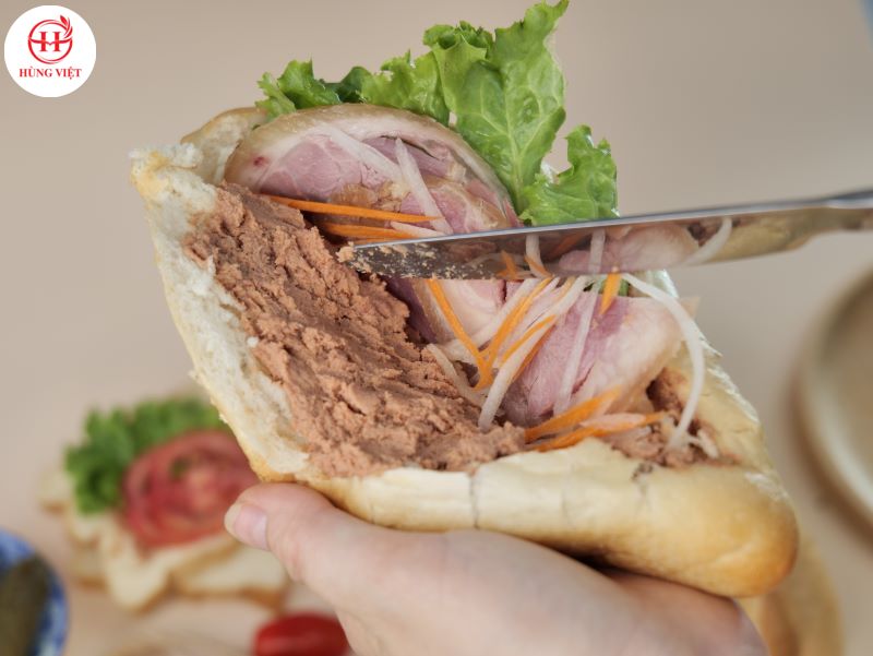 Bánh mì pate hút khách