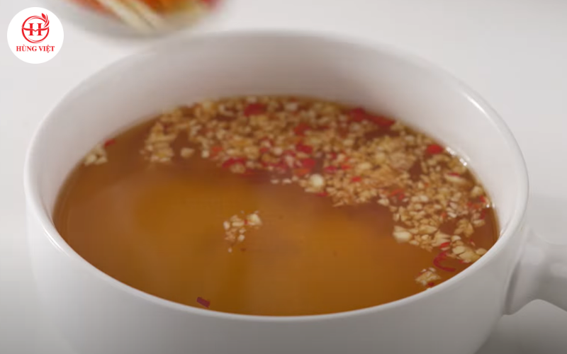 Cho thêm tỏi ớt