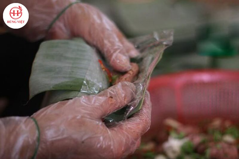 Cuộn nem chua bằng lá chuối 