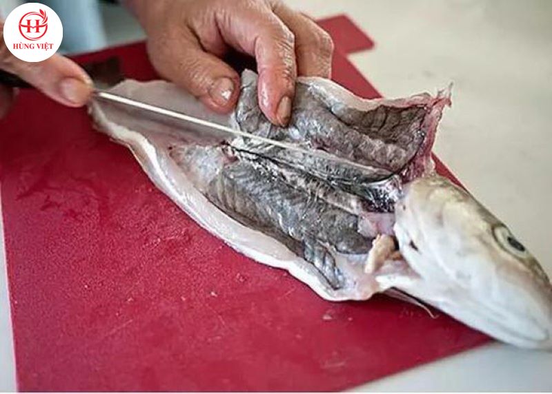 Làm sạch bụng cá