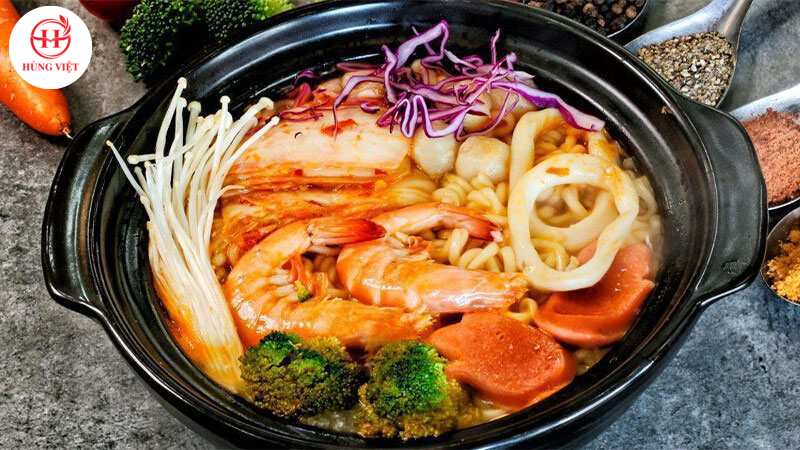 Mì cay nấu bằng nồi đất