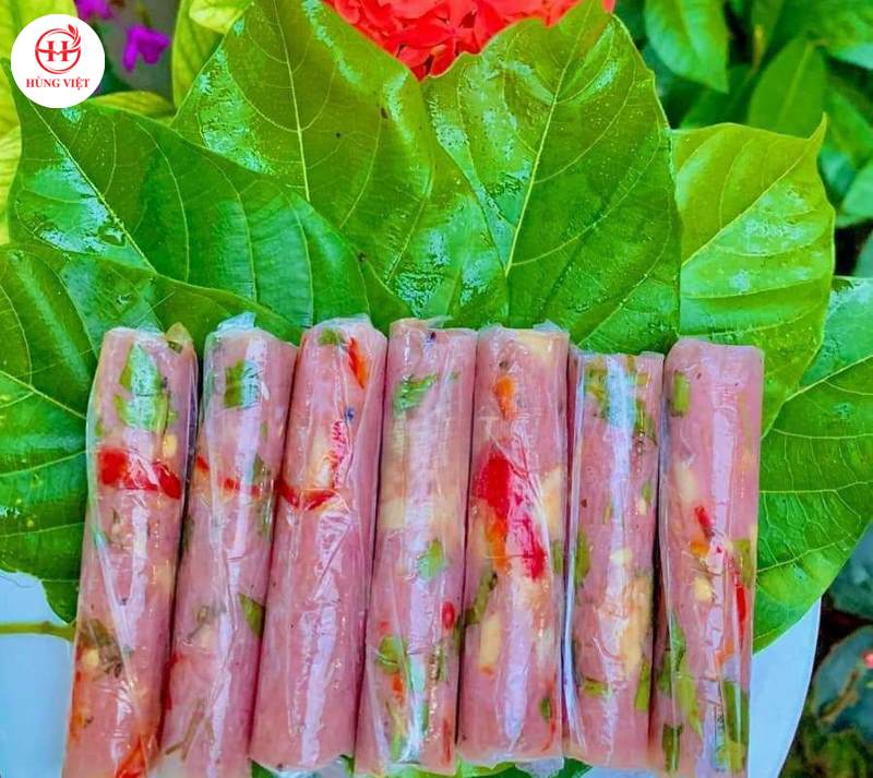 Nem chua ăn với lá sung 