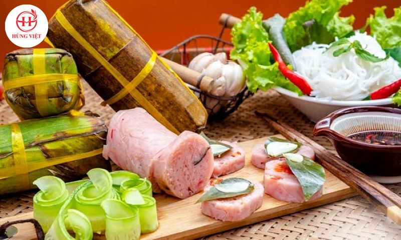 Nem chua ăn với rau sống và bún