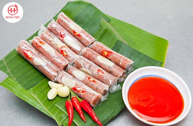 Nem chua chấm tương ớt