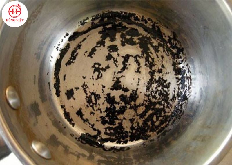 Nồi bị ố vàng do nấu món ăn có tính axit