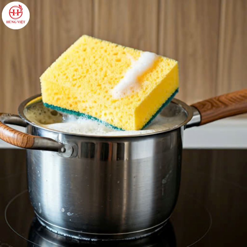 Rửa nồi sau khi nấu