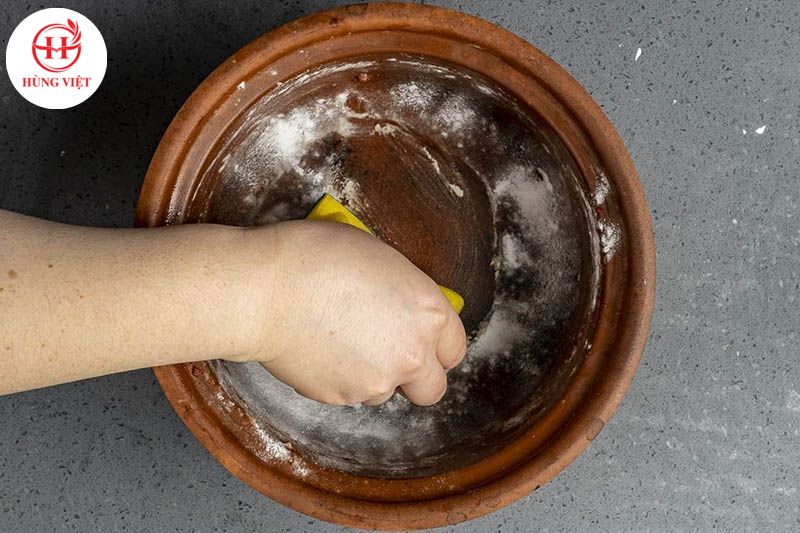 Vệ sinh nồi đất sau khi sử dụng