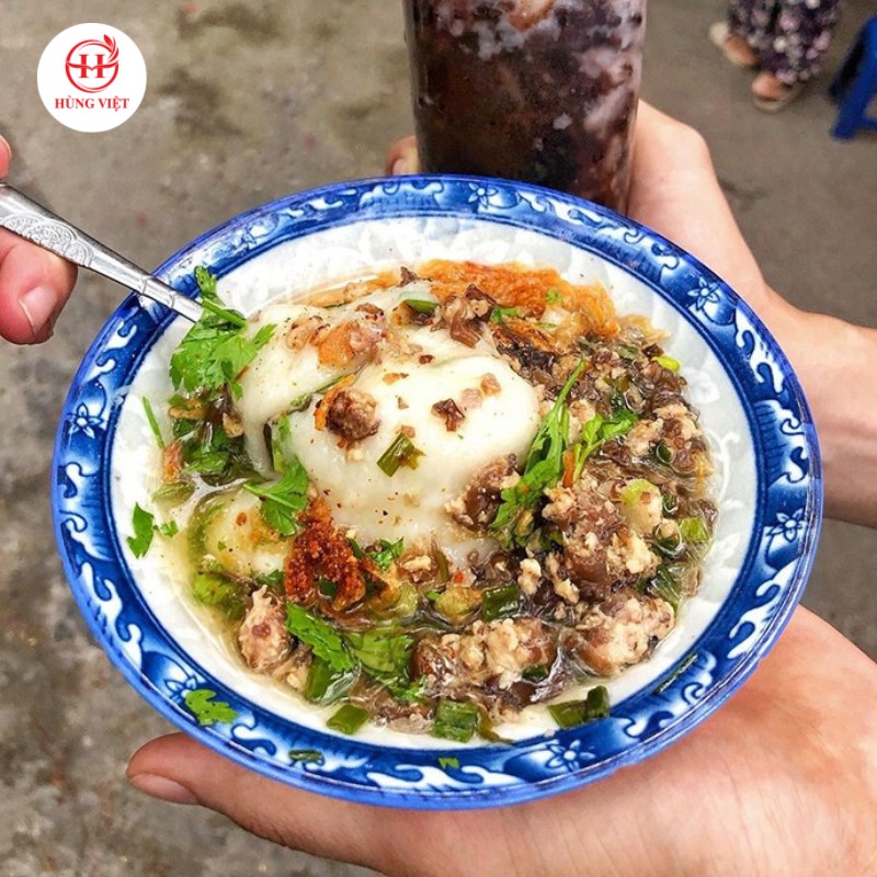 Bánh đúc nóng đầy ắp nhân khiến ai nhìn cũng phải xuýt xoa