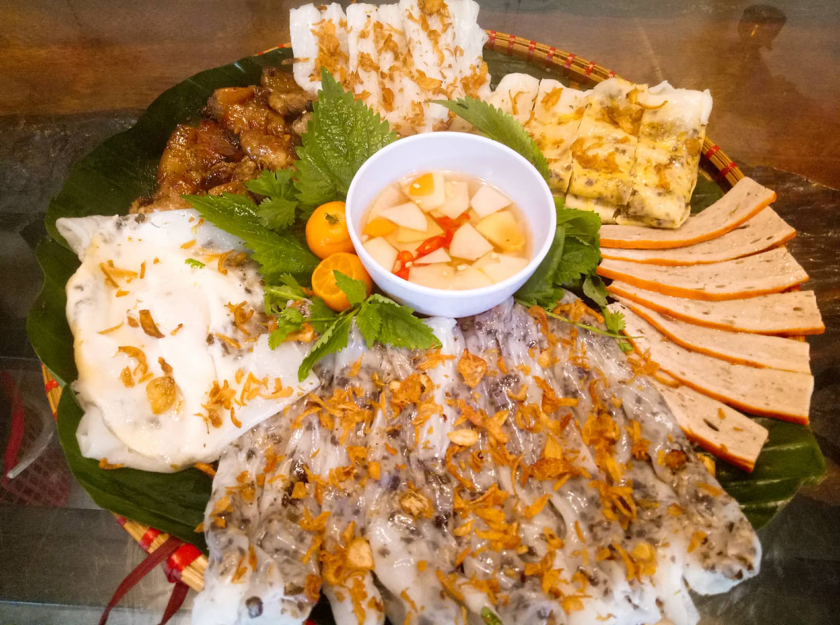 Vậy là chủ quán đã có một đĩa bánh ướt chả mỡ thơm ngon rồi.