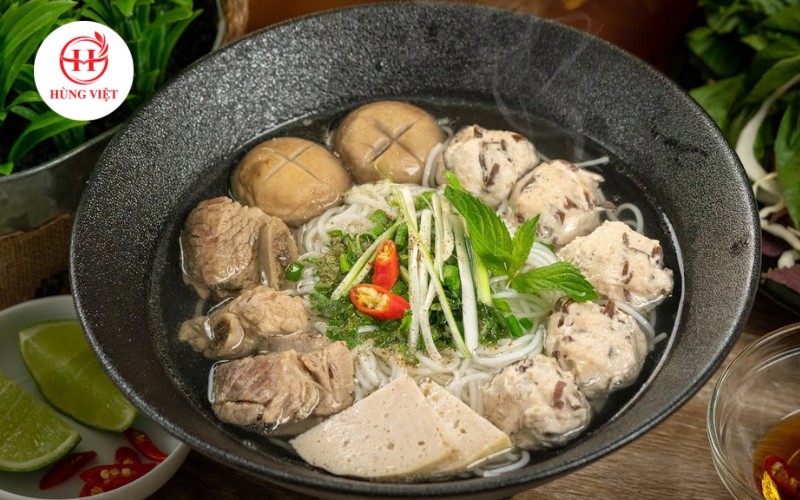 Bát bún mọc đầy đặn, sẵn sàng lấp đầy chiếc bụng đói của thực khách