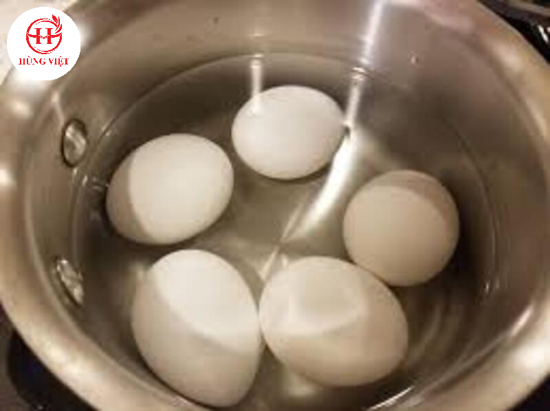 Ngâm trứng trong bát nước để kiểm tra độ tươi