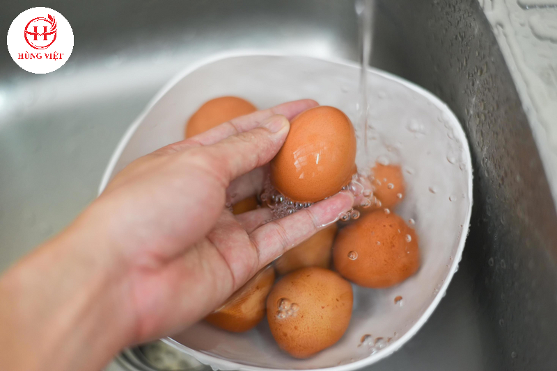 Rửa sạch trứng trước khi bảo quản